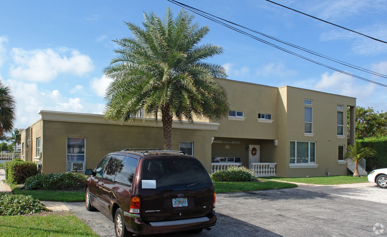 Foto principal - 1717 N Riverside Dr
