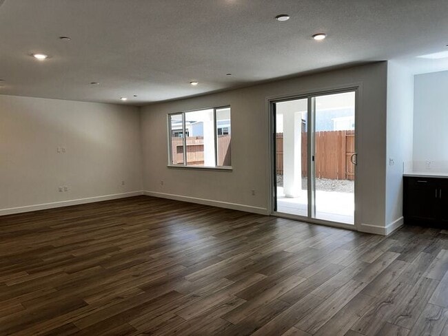 Building Photo - Beautiful 4 bedroom new home in Sierra wes...