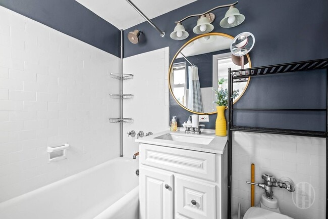 Building Photo - 321 E 43rd St