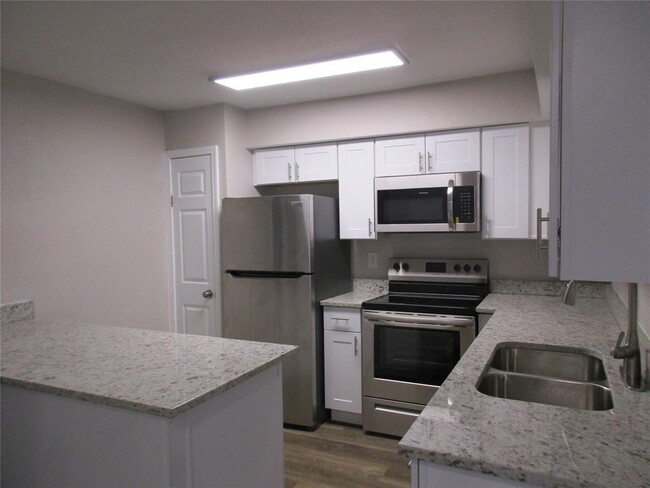 Foto del edificio - 16800 Sugar Pine Dr