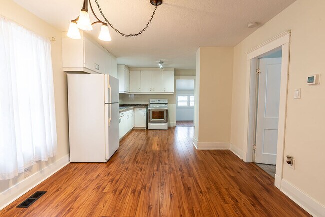 Building Photo - 2 Bedroom House for Rent in London, Ontario * Chelsea Green with Fenced Yard