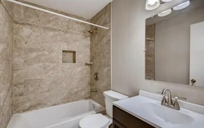 Baño - 225 E 8th Ave