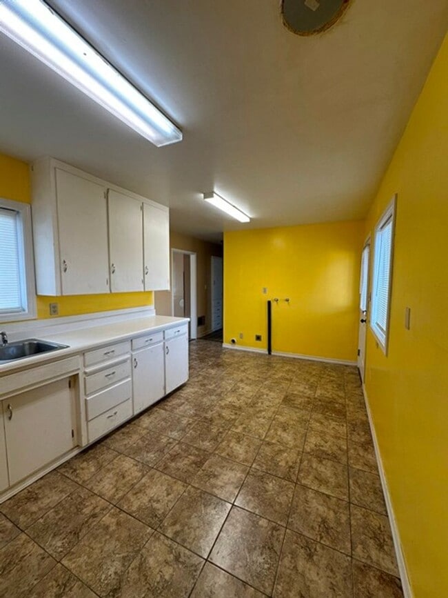 Building Photo - 2 Bedroom House