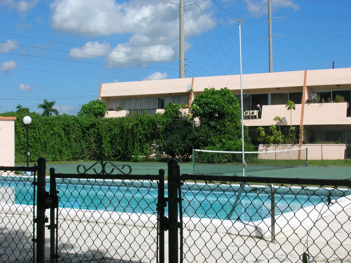 Building Photo - Pool View - 420 NE 18th Ave
