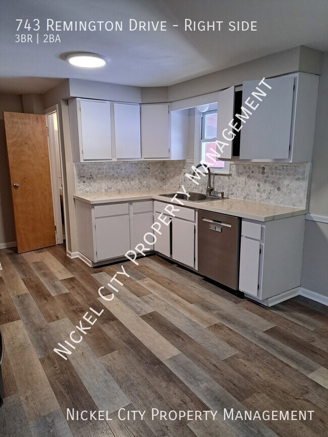 Foto del edificio - 743 Remington Dr