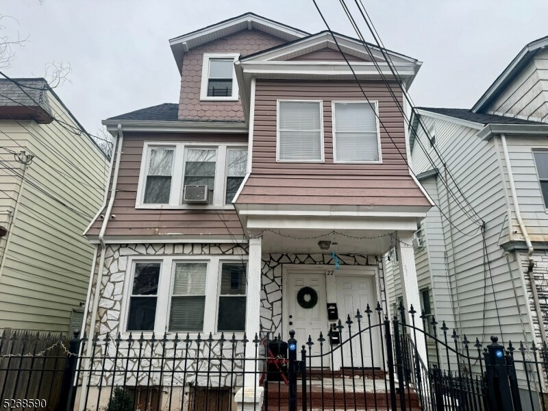 Primary Photo - 22 Salem St
