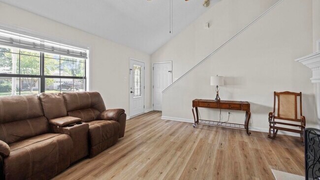 Building Photo - 1017 Southhills Dr