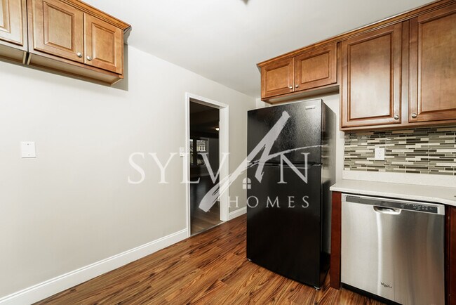Building Photo - Prepare to fall in love with this 4 bedroo...