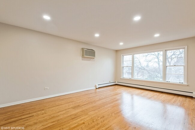 Building Photo - 5911 W Leland Ave