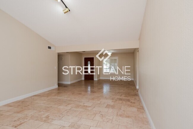 Foto del edificio - REDUCED! - Now offering half off first ful...