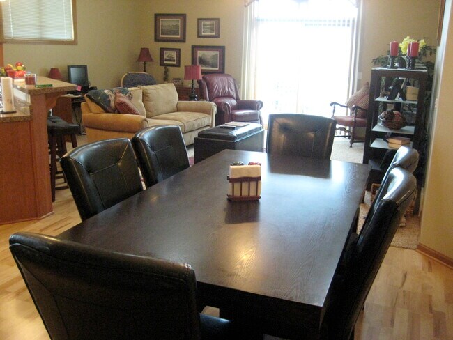 Comedor, barra de desayuno, sala de estar y puertas de patio a la terraza. - 420 Breckenridge Rd