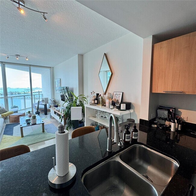 Foto del edificio - 480 NE 30th St