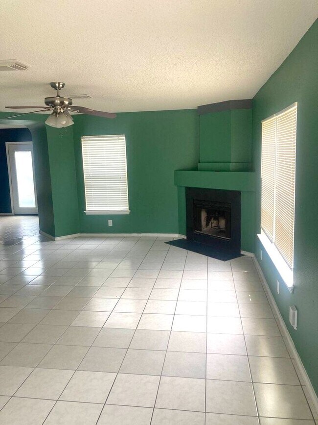 Foto del edificio - ZERO APPLICATION FEE AND HALF OFF ONE MONTH'S RENT FOR THIS COLORFUL 2 STORY!
