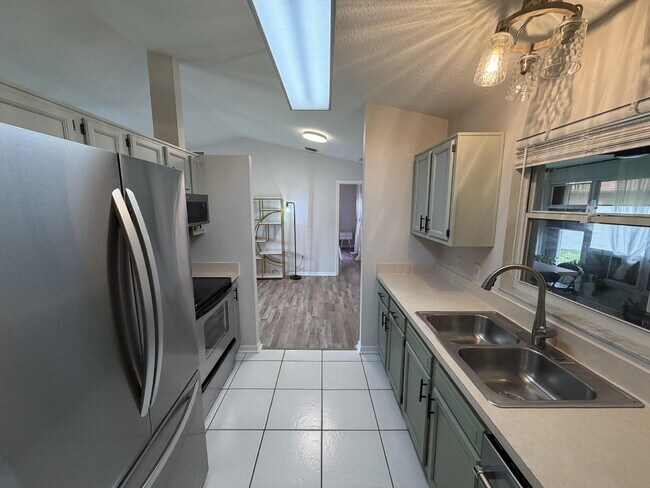 Foto del edificio - Move-In Ready 3/2 in Six Mile Creek | New Appliances | 2-Car Garage