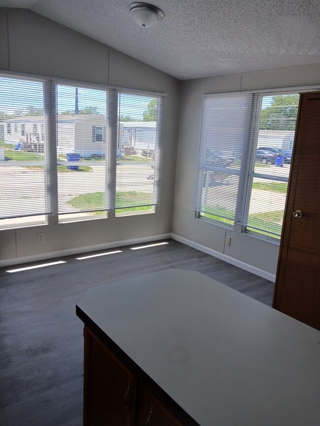 Building Photo - Mobile Home For Sale