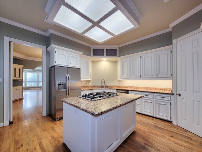 Building Photo - 6304 Pickens St