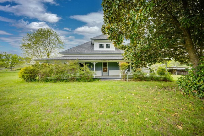 Building Photo - 4 Br/ 1 bath Farmhouse