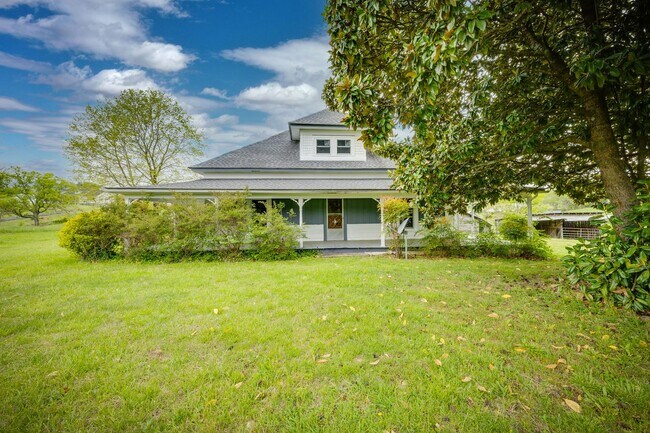 Foto del edificio - 4 Br/ 1 bath Farmhouse