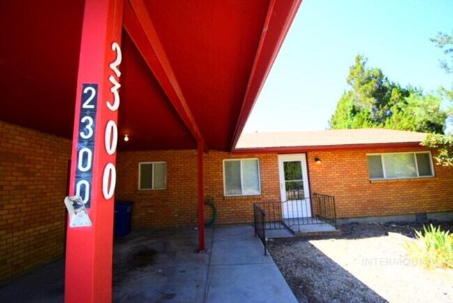 Building Photo - 2300 S Hilton St