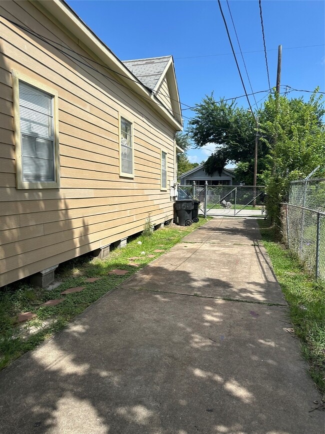 Building Photo - 404 James St