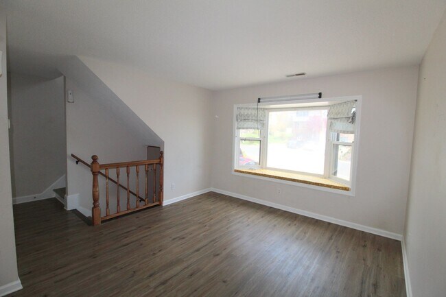 Building Photo - 2 bedroom duplex with fenced in yard for r...