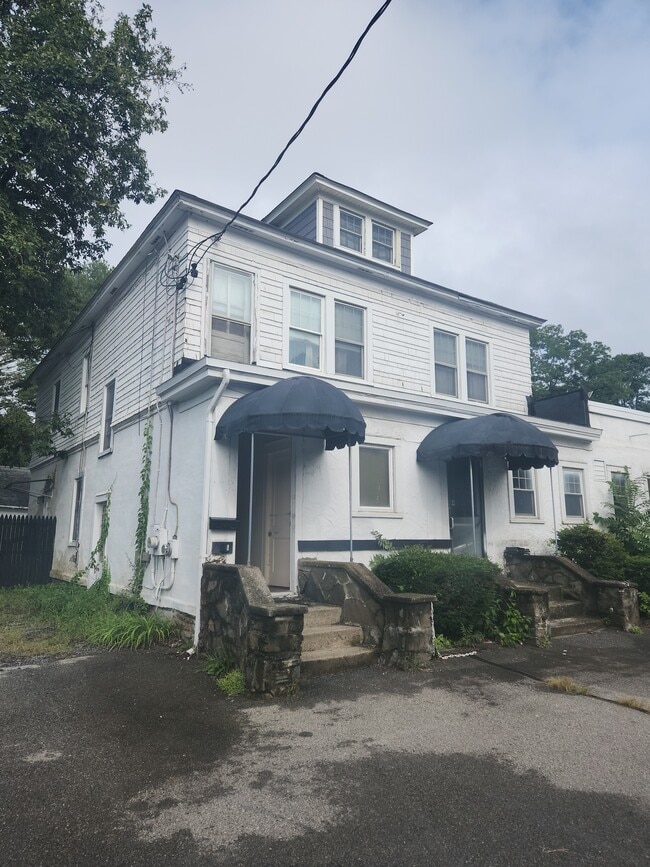 Building Photo - 547 Violet Ave