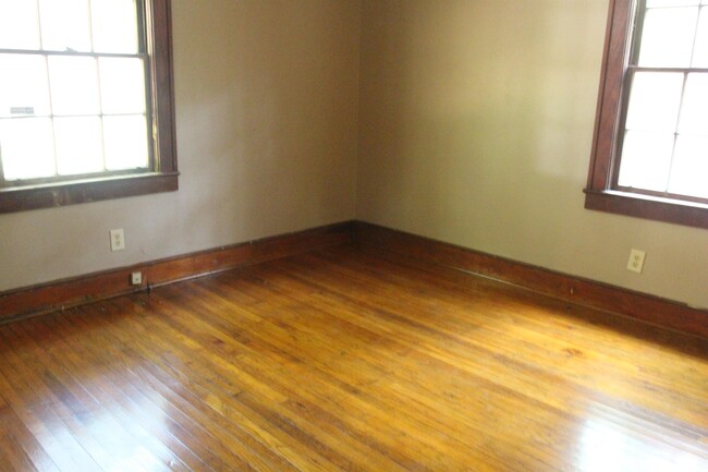 Building Photo - 903 W Residence Ave
