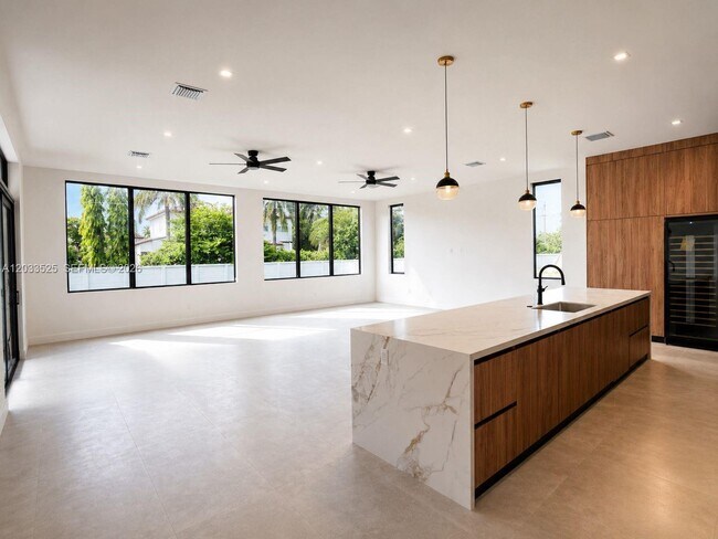 Building Photo - 13023 Davie Oaks Dr