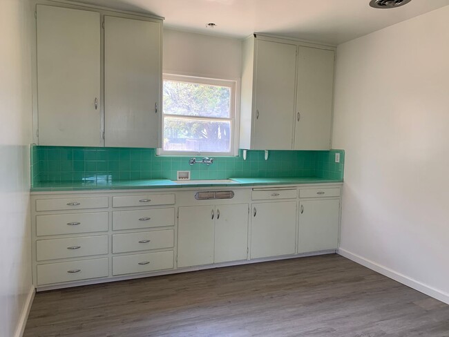 Foto del edificio - 2 Br 1 Ba Available Now