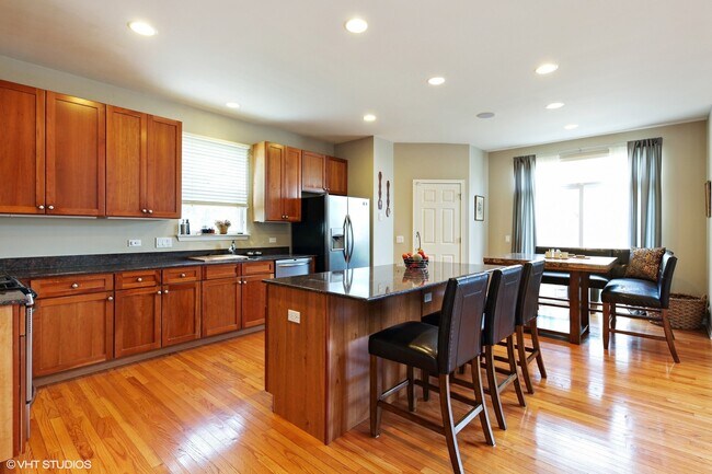 Building Photo - 800 Deroo Lp