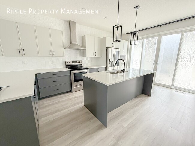 Photo du bâtiment - Modern 3 Beds, 2.5 Baths Upper Unit Only |...