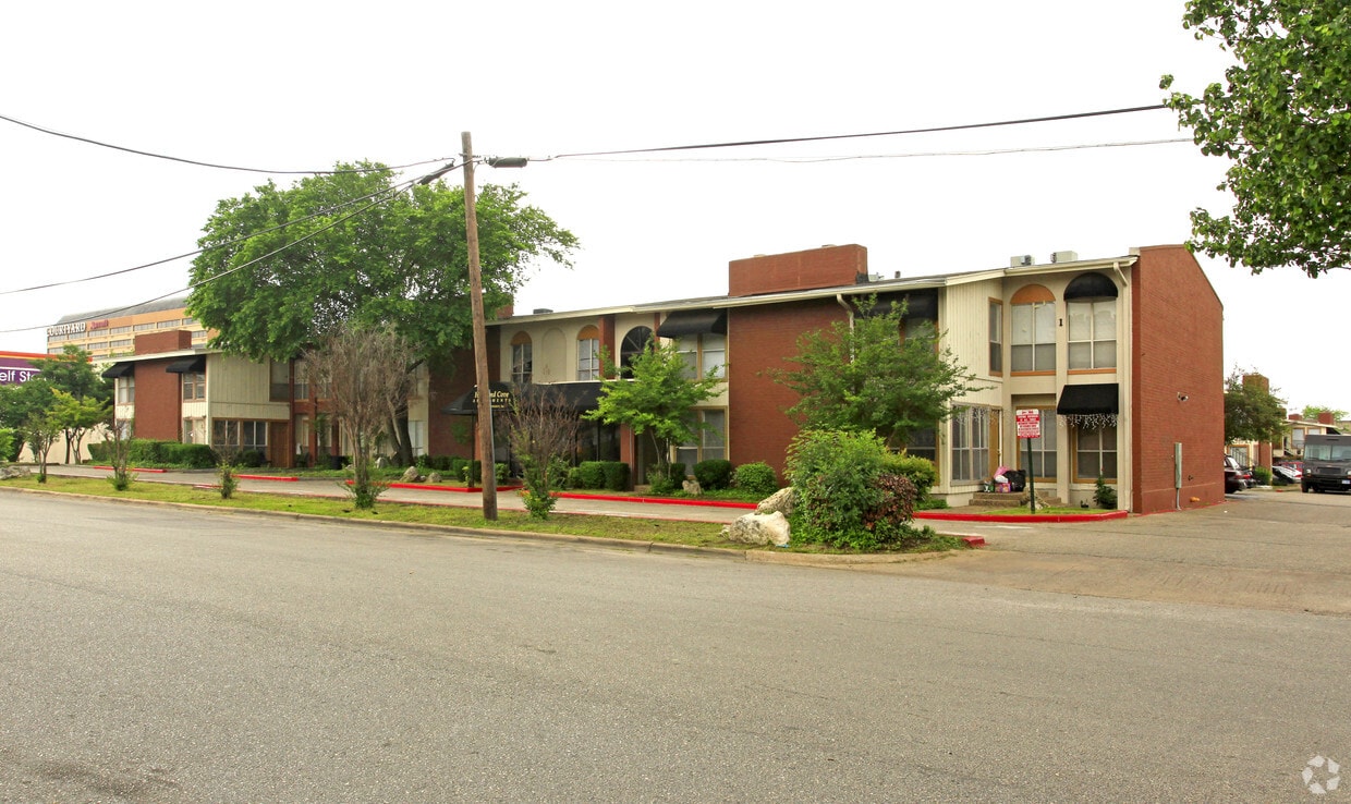 Primary Photo - Uptown Crossing