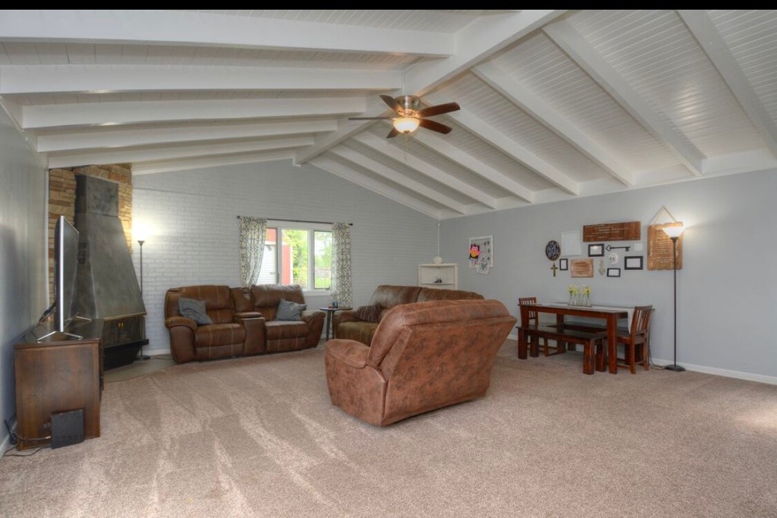 27 Hawthorne Ln, Streamwood, IL 60107 House Rental in Streamwood, IL