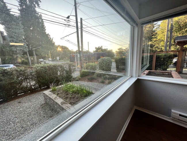 Corner Groundfloor unit enjoys garden and skyline views - 1201 S Judkins St