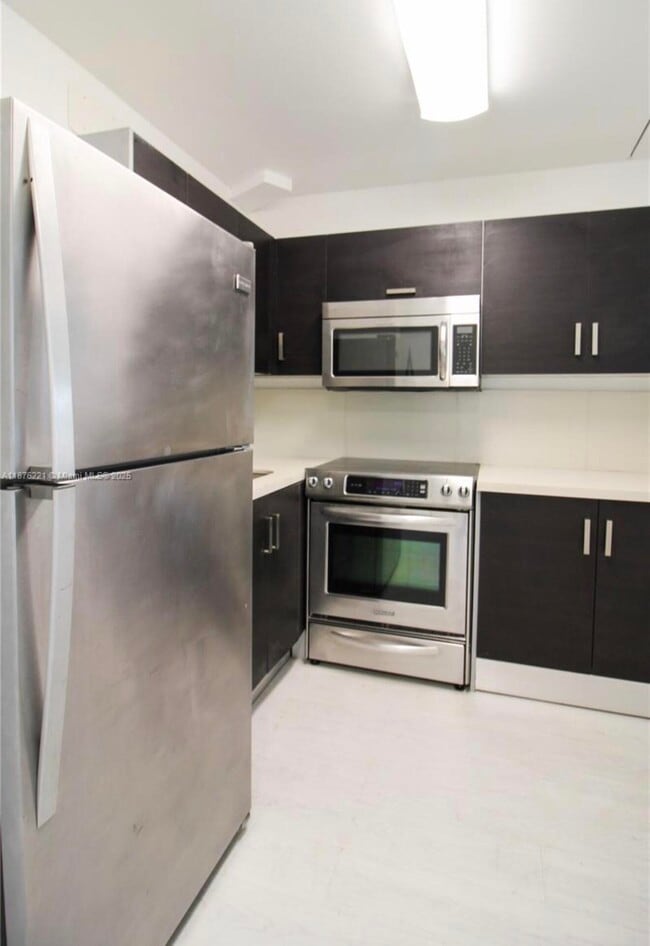 Building Photo - 319 Newport V