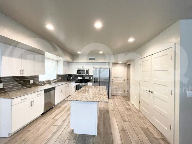 Building Photo - 833 E Park Modern Dr