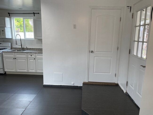 Building Photo - 8025 White Oak Ave