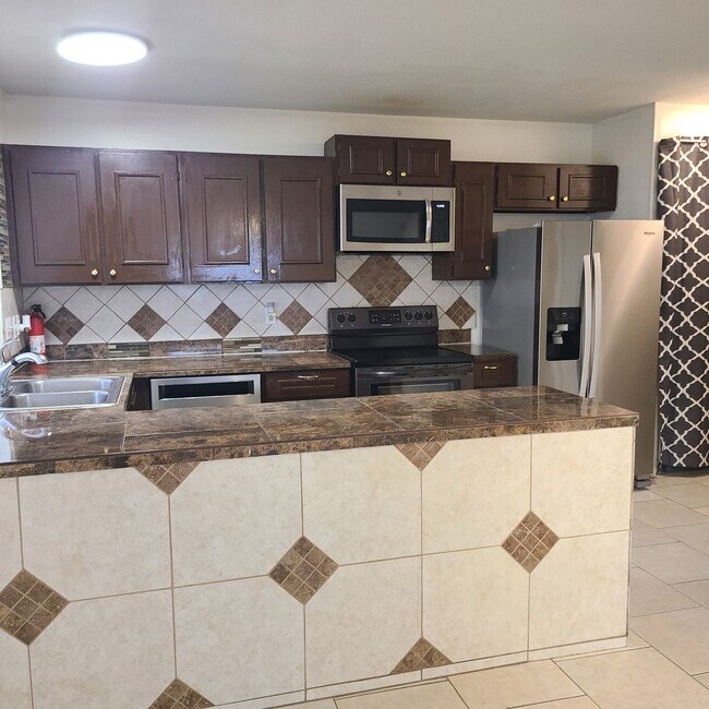 Foto del edificio - Spacious 2 BR/2.5 bath townhome near the Medical Center w/a fenced in yard!