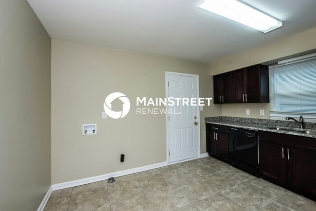 Building Photo - 3 Bedroom Pet-Friendly Home in Charlotte, NC with Main Street Renewal