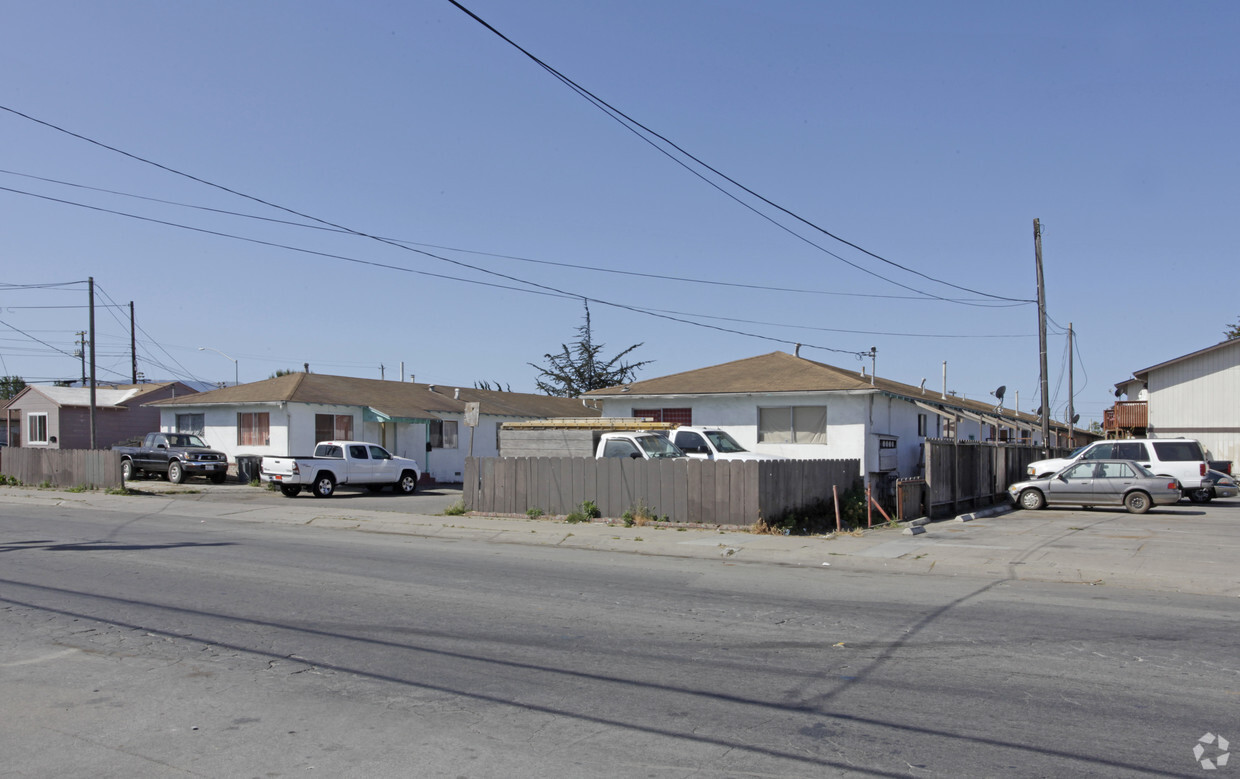 Building Photo - 1150 E Laurel Dr