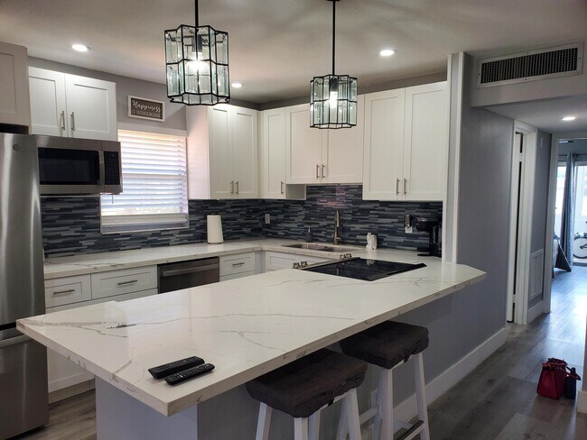 Building Photo - 564 Saxony Dr