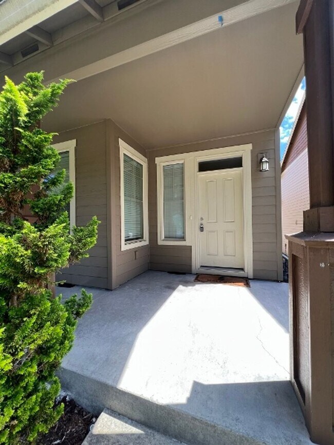 Foto del edificio - End Unit - Hawks Prairie Townhome