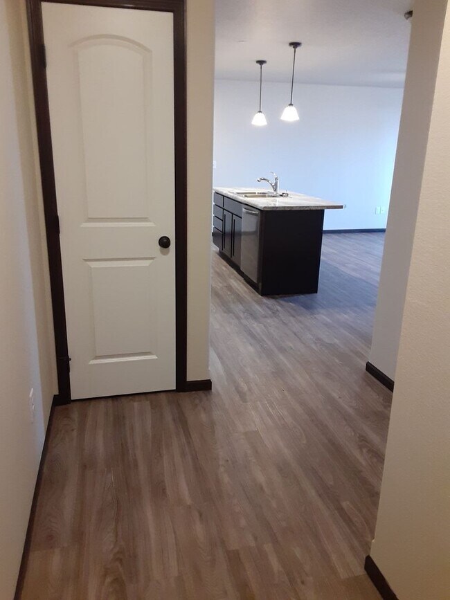 Building Photo - Modern Comfort: Discover Our 1-Bedroom Apartment Gem