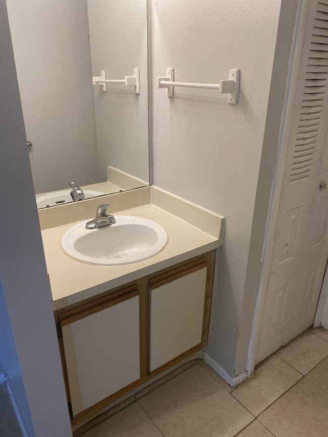 Building Photo - 1 bedroom 1 bath washer and dryer include