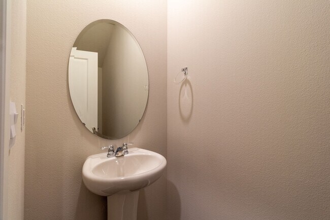 Foto del edificio - Beautiful  3 Bedroom 2.5 bathroom Townhouse-Battle Ground School District