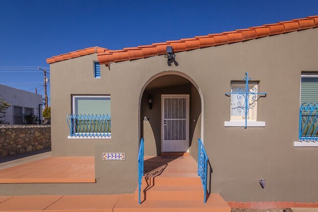 Building Photo - Stylish 3BR/2BA Furnished Home in Central El Paso – Master Bath with Jacuzzi, New Appliances