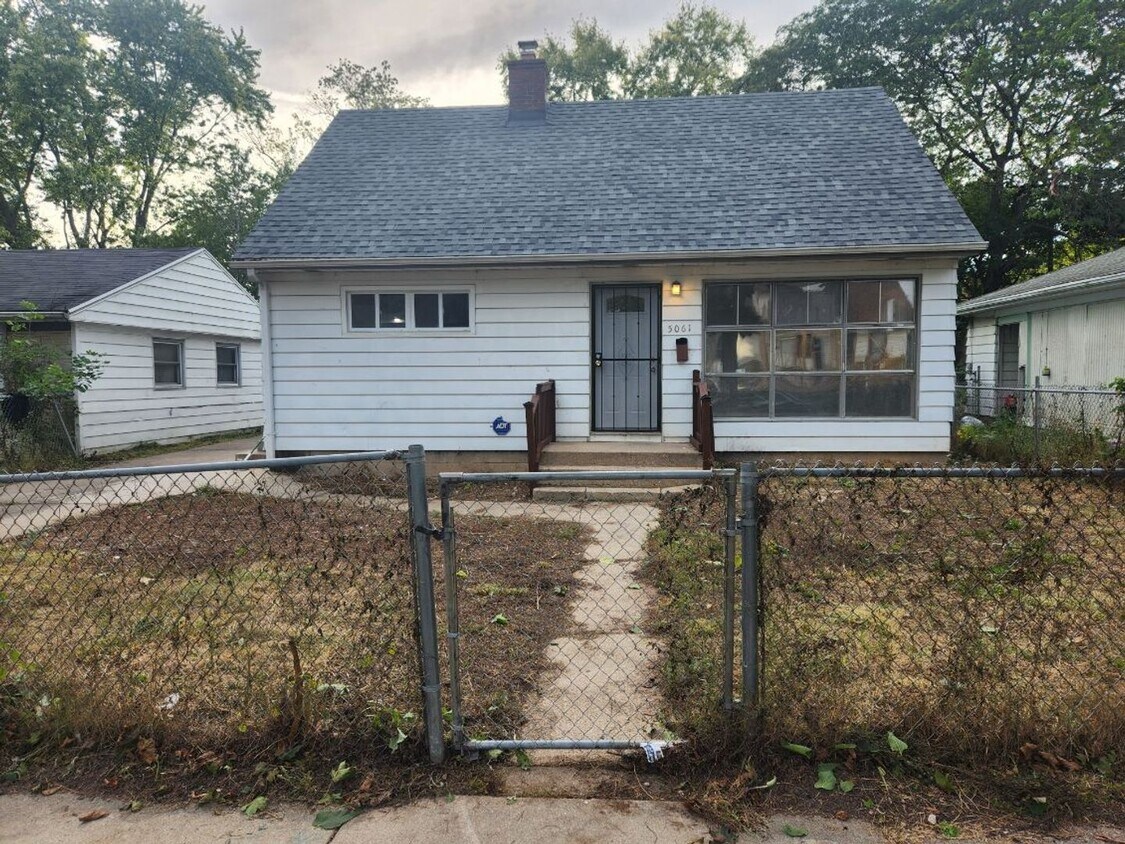 Foto principal - Single Family 4 Bedroom unit Available NOW