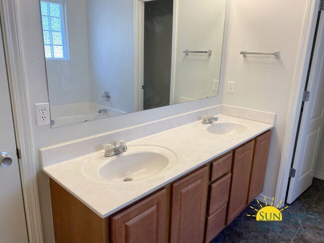 Foto del edificio - Beautiful 3 Bedroom Home in Navarre