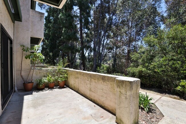 Building Photo - 8750 Villa La Jolla Dr