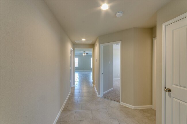 Building Photo - 2213 Del Mar Dr